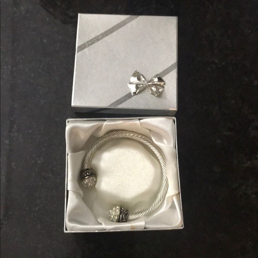 $40 New in box high end fashion silver jewelry bracelet very good quality - Picture 2 of 3